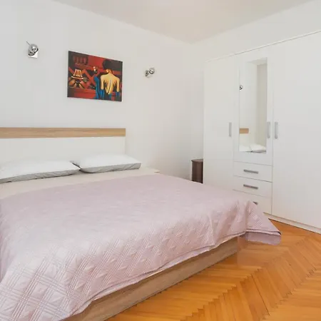 Center Apartment *